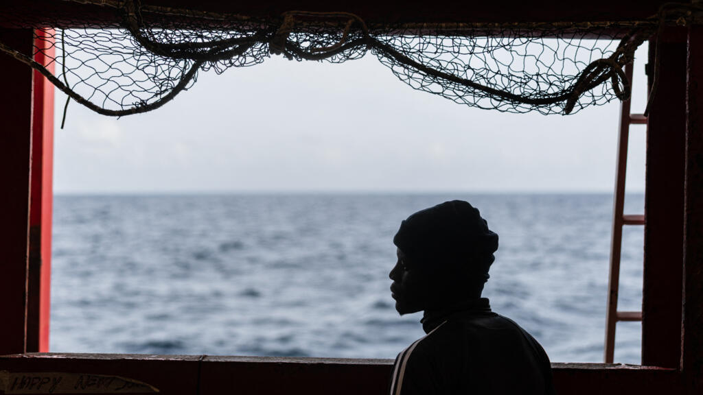 Méditerranée: comment l’Ocean Viking a procédé au sauvetage de migrants réfugiés sur une plateforme gazière