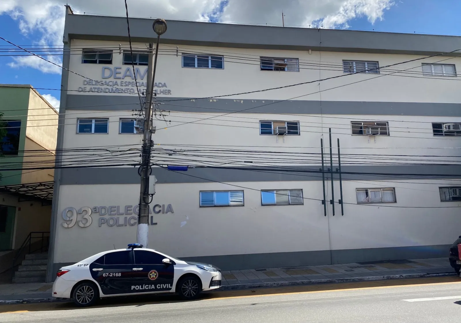 Homem é preso após invadir casa e ameaçar mulher com facas em Volta Redonda