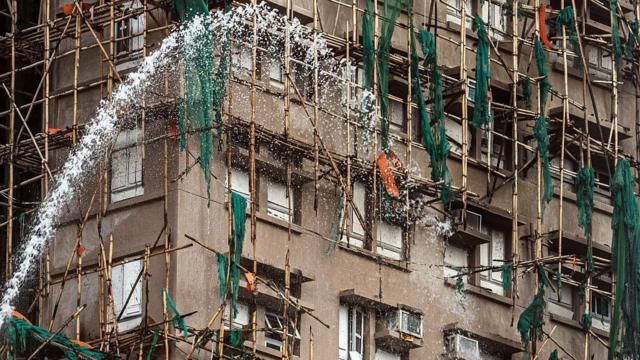 香港宏福苑大火第二日听证会：承建商坚持用非阻燃发泡胶封窗，大火前消防系统停运逾半年