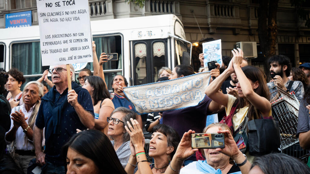 Argentine: des citoyens défendent la loi de protection des glaciers au Parlement