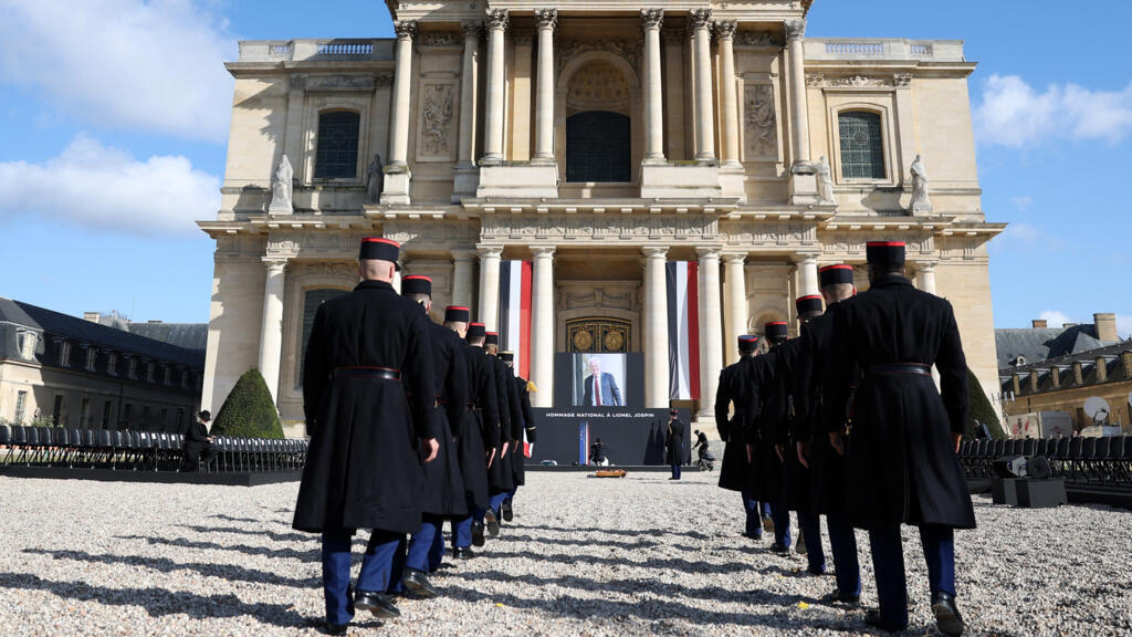 VIDÉO - La France rend hommage à l'ex-Premier ministre Lionel Jospin aux Invalides