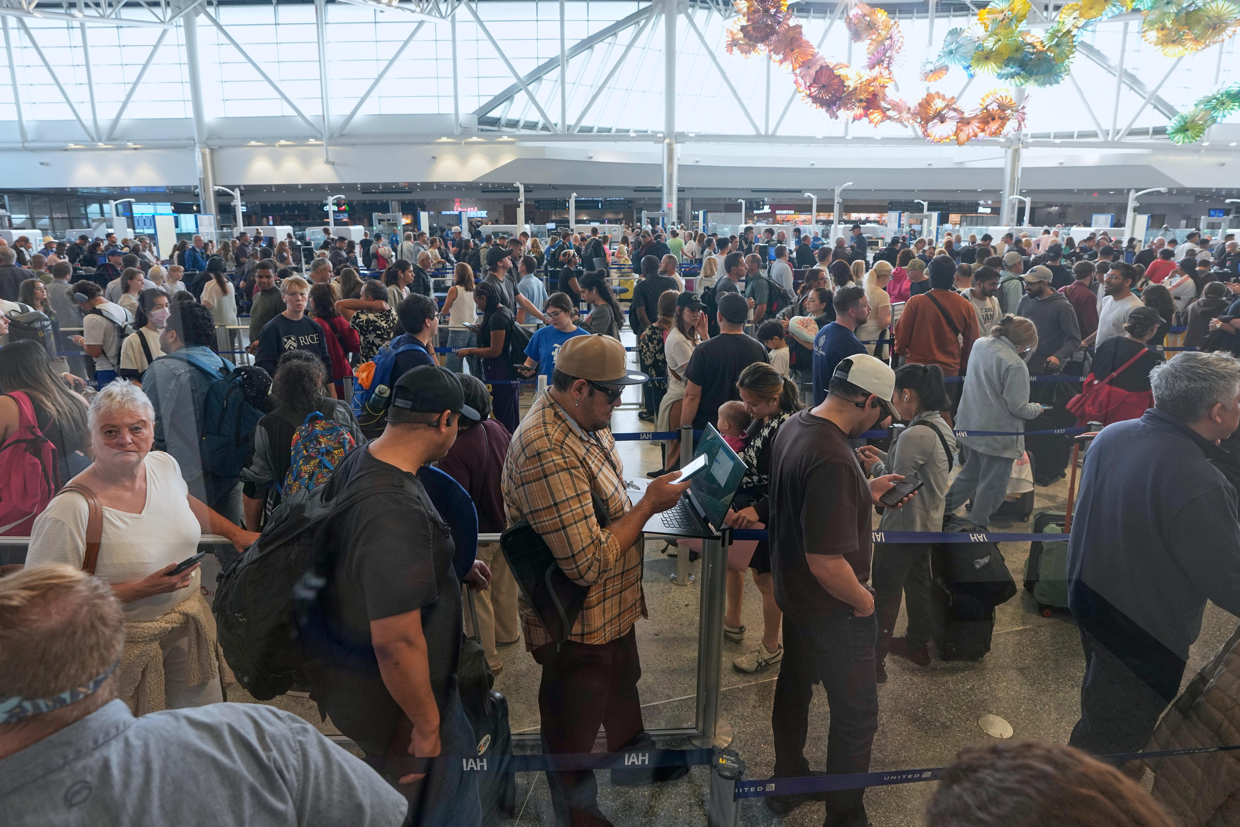 US airport wait times longest in history after hundreds of unpaid officers leave