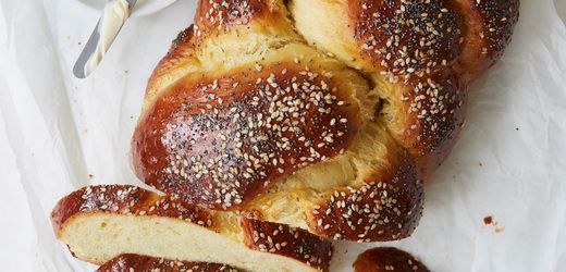 Backen mit Hefe: Cynthia Barcomi über den perfekten Osterzopf mit Hefeteig