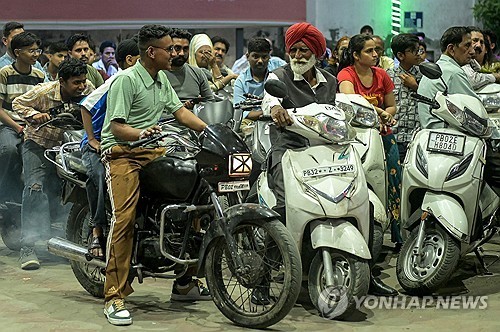 인도, "비축량 충분" 발표에도 앞다퉈 주유소로…곳곳서 사재기