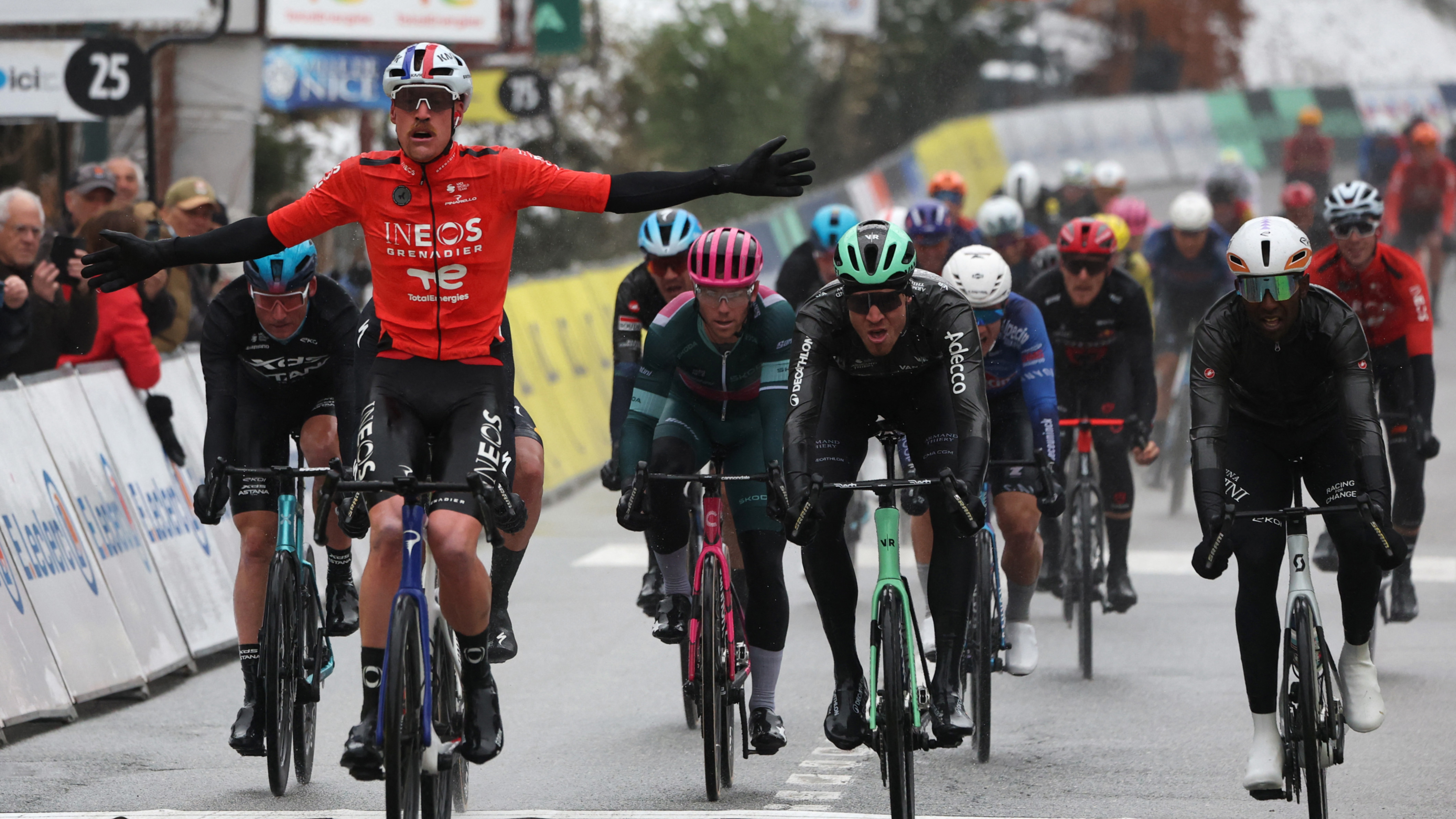 Tour de Catalogne : le Français Godon gagne au sprint une 3e étape au final spectaculaire et reste leader