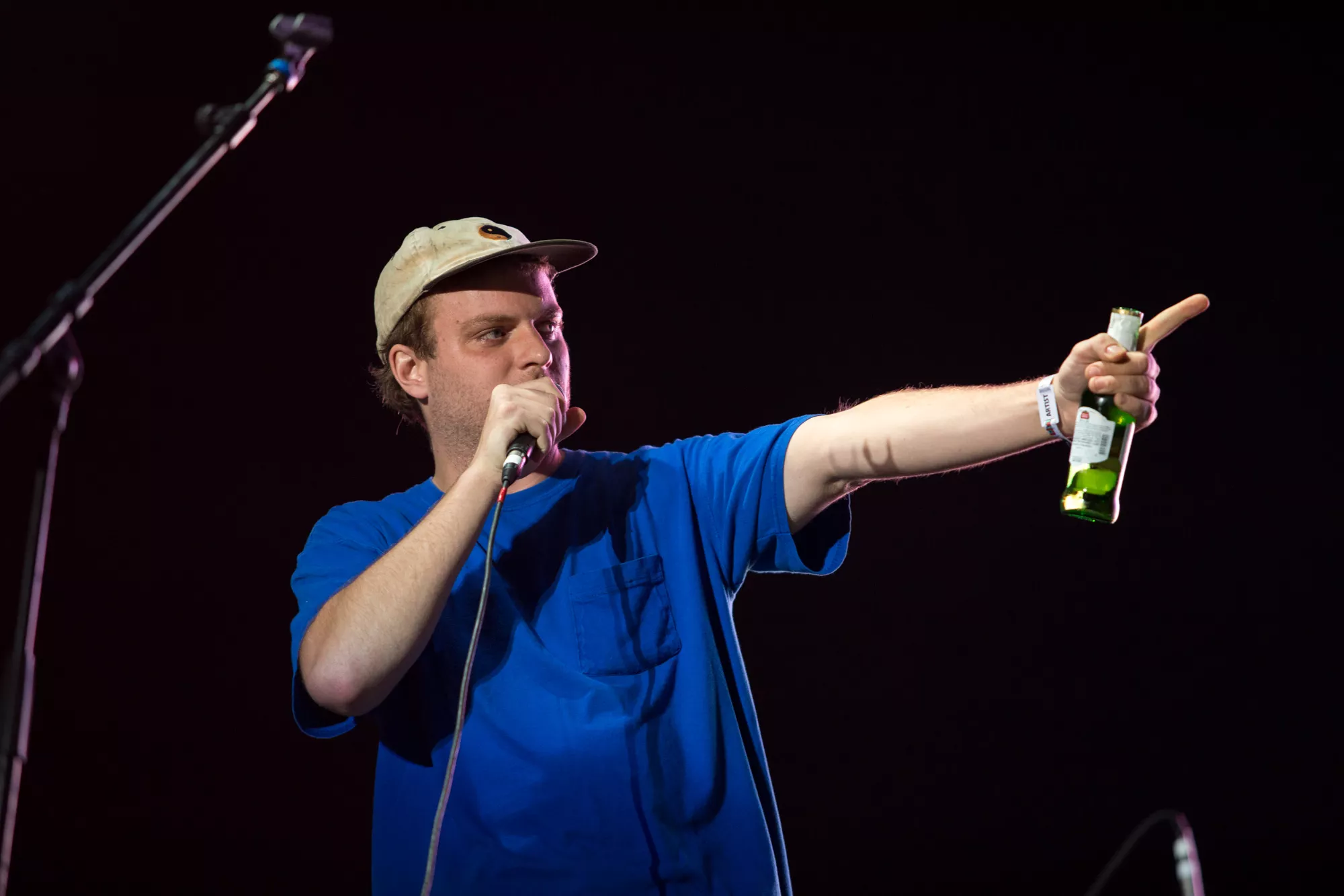 De volta ao Brasil, Mac DeMarco está sóbrio, tranquilão e ri de fama de 'sujo': 'Eu só cheiro a cigarro'