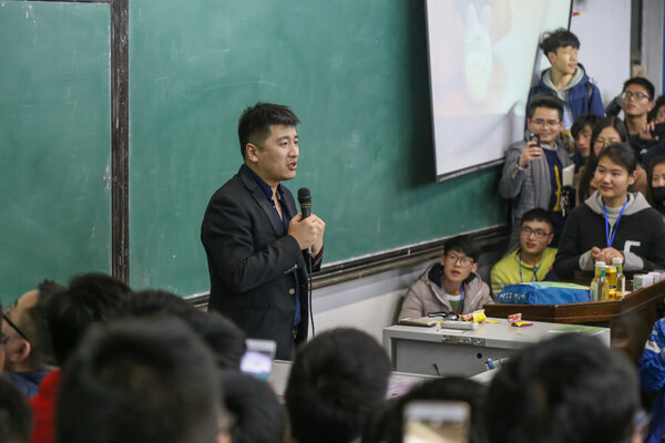 张雪峰猝逝引发震惊与反思：内卷时代中国人的焦虑与困境