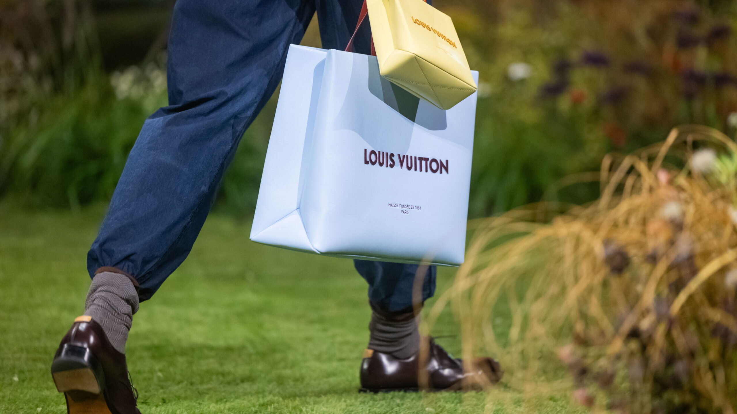 Grupo Louis Vuitton sob suspeita em Itália por promover cosméticos junto de menores