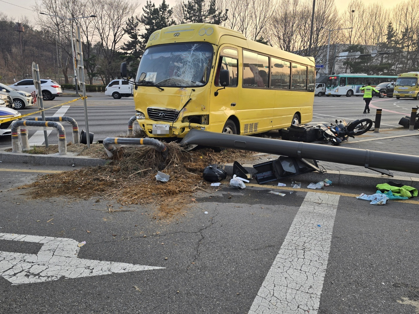 안산 단원구 사거리서 통근버스 교통섬 돌진…오토바이 운전자 1명 중상