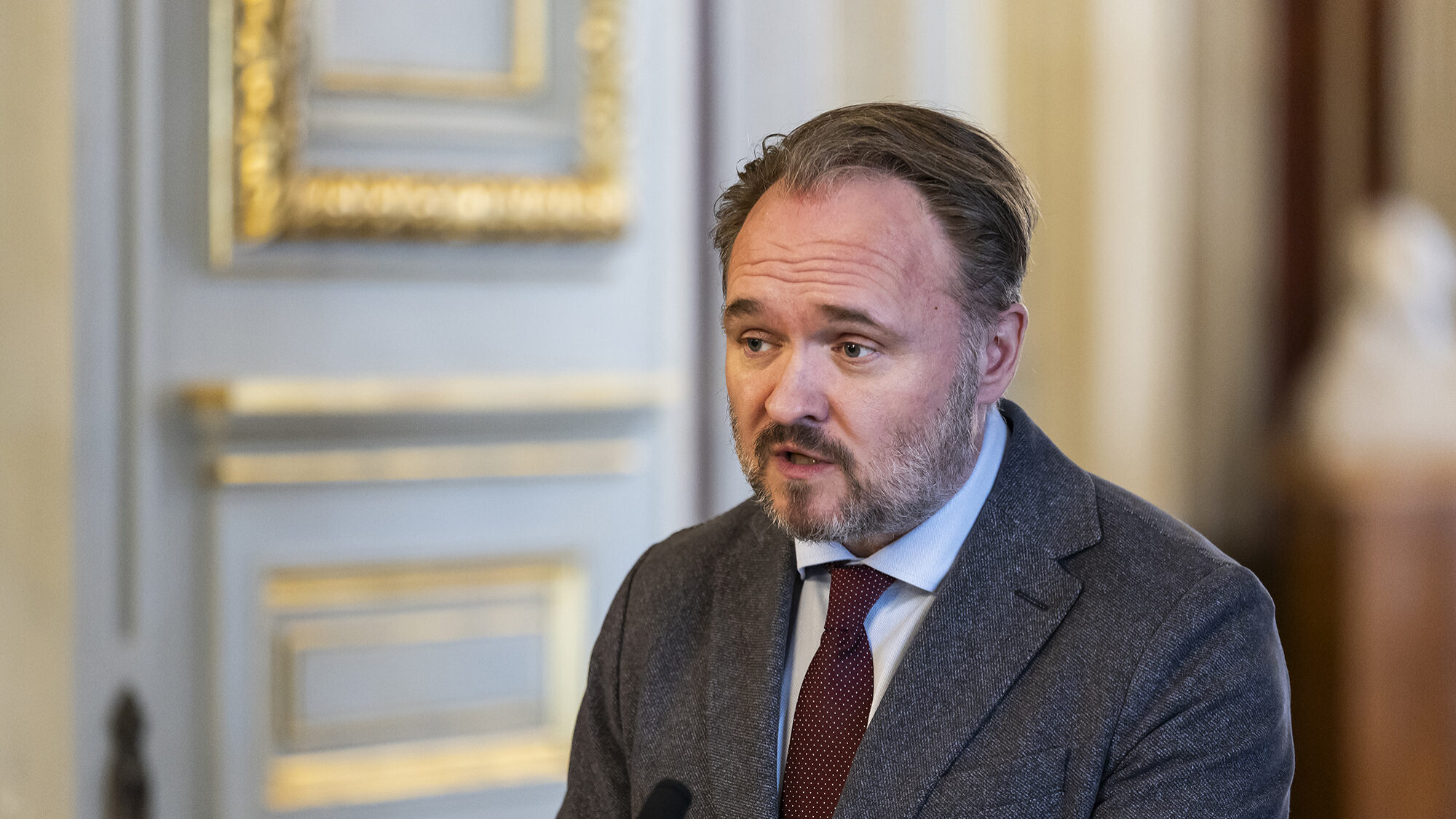 Bruxelas pede que países da UE baixem impostos sobre a luz a famílias vulneráveis