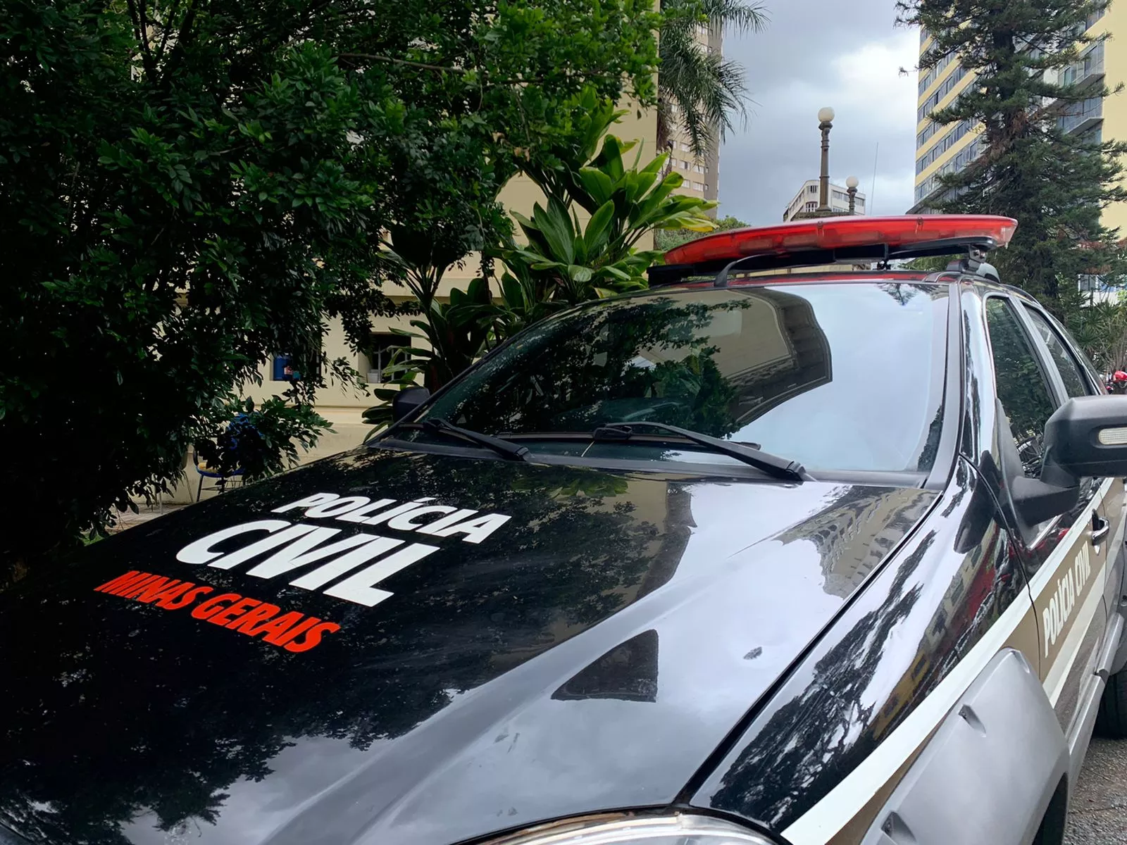 Casal que colocou bebê em mochila após parto é indiciado pela morte da criança