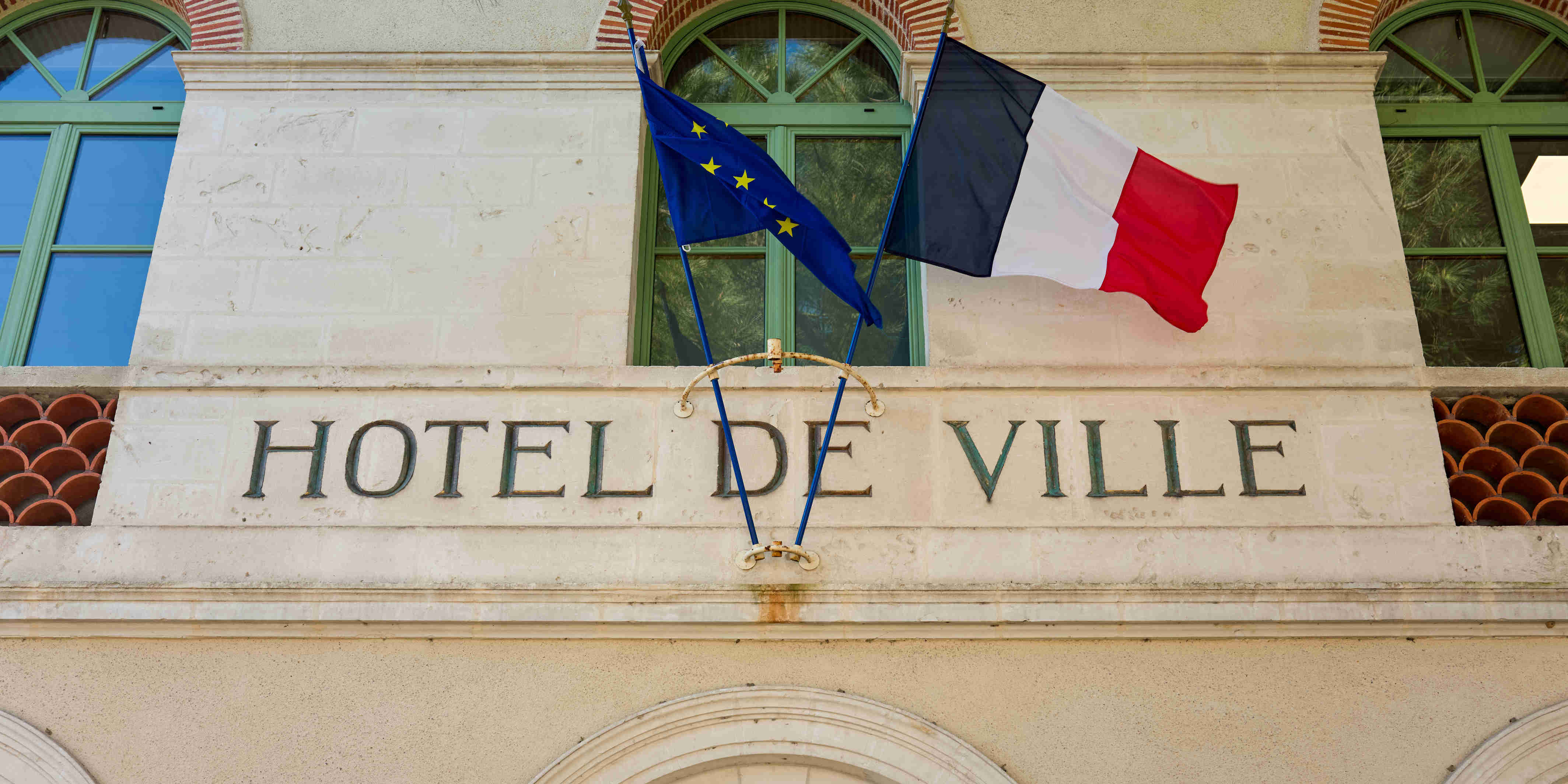 Maires sortants hués : Faure et Braun-Pivet dénoncent «un scandale»