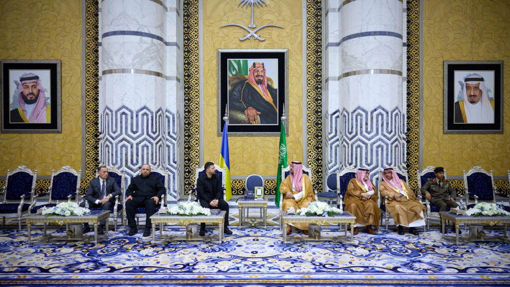 泽连斯基沙特突访谈无人机，乌远程打击打击俄罗斯能源出口