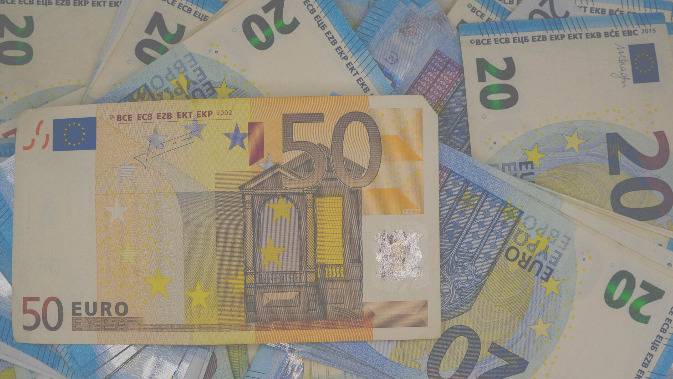 Taxa de poupança das famílias cai para 12,1% no final do ano