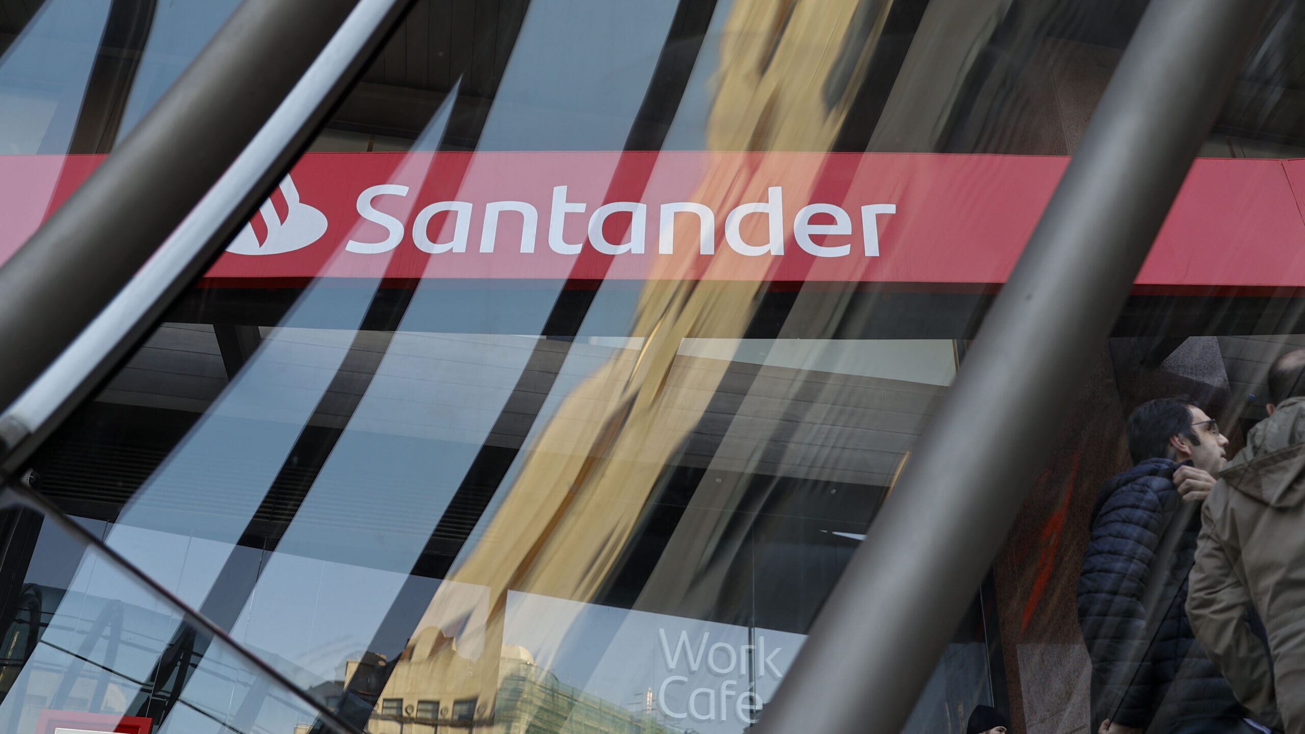 50 mulheres em cargos de liderança vão fazer curso da LSE com apoio do Santander