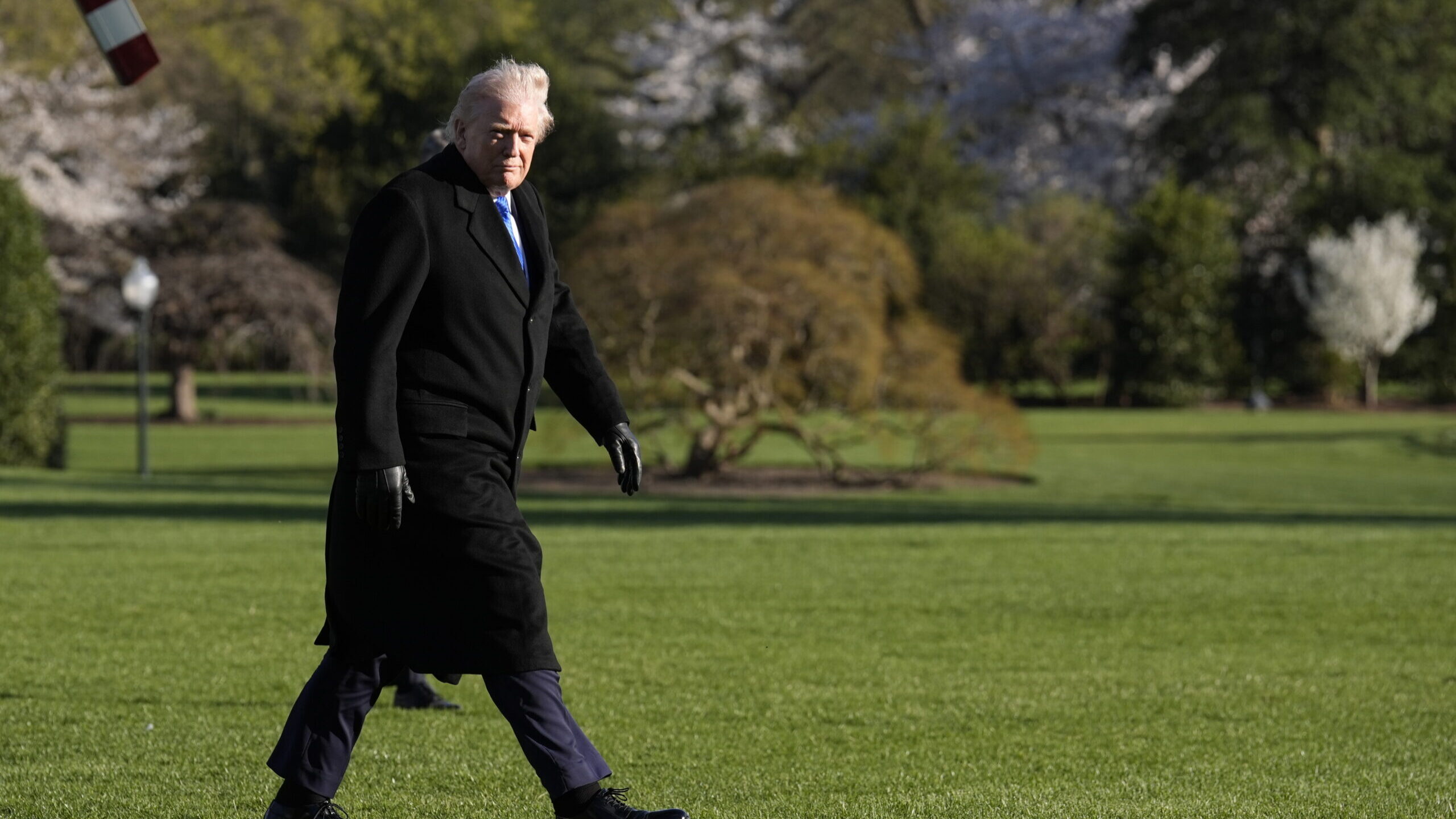 Irão “tem medo de dizer” que está a negociar, garante Trump. Passagem por Ormuz pode ter portagens