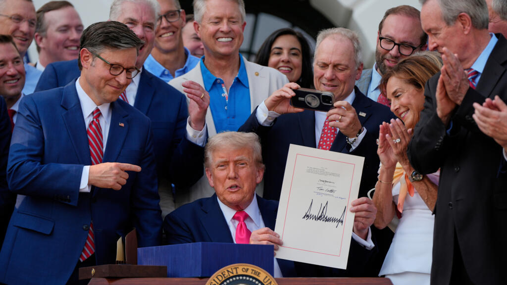 Trump aura sa signature sur les billets de banque américains, une première pour un président