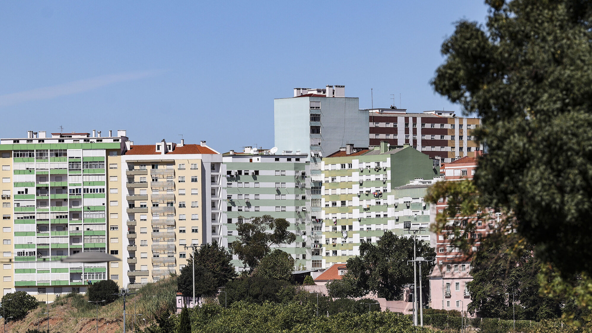 Crédito à habitação acelera investimento das famílias, mas reduz poupança em 2025