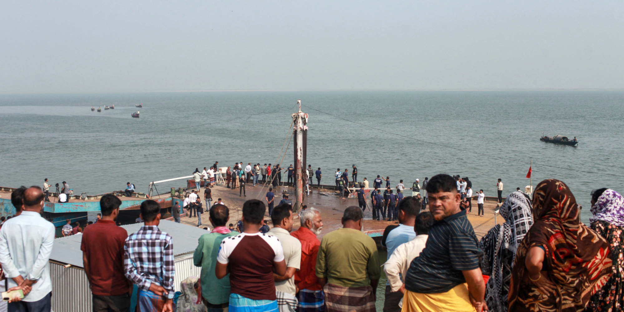 Bangladesh : 24 corps repêchés d'une rivière après un accident de bus