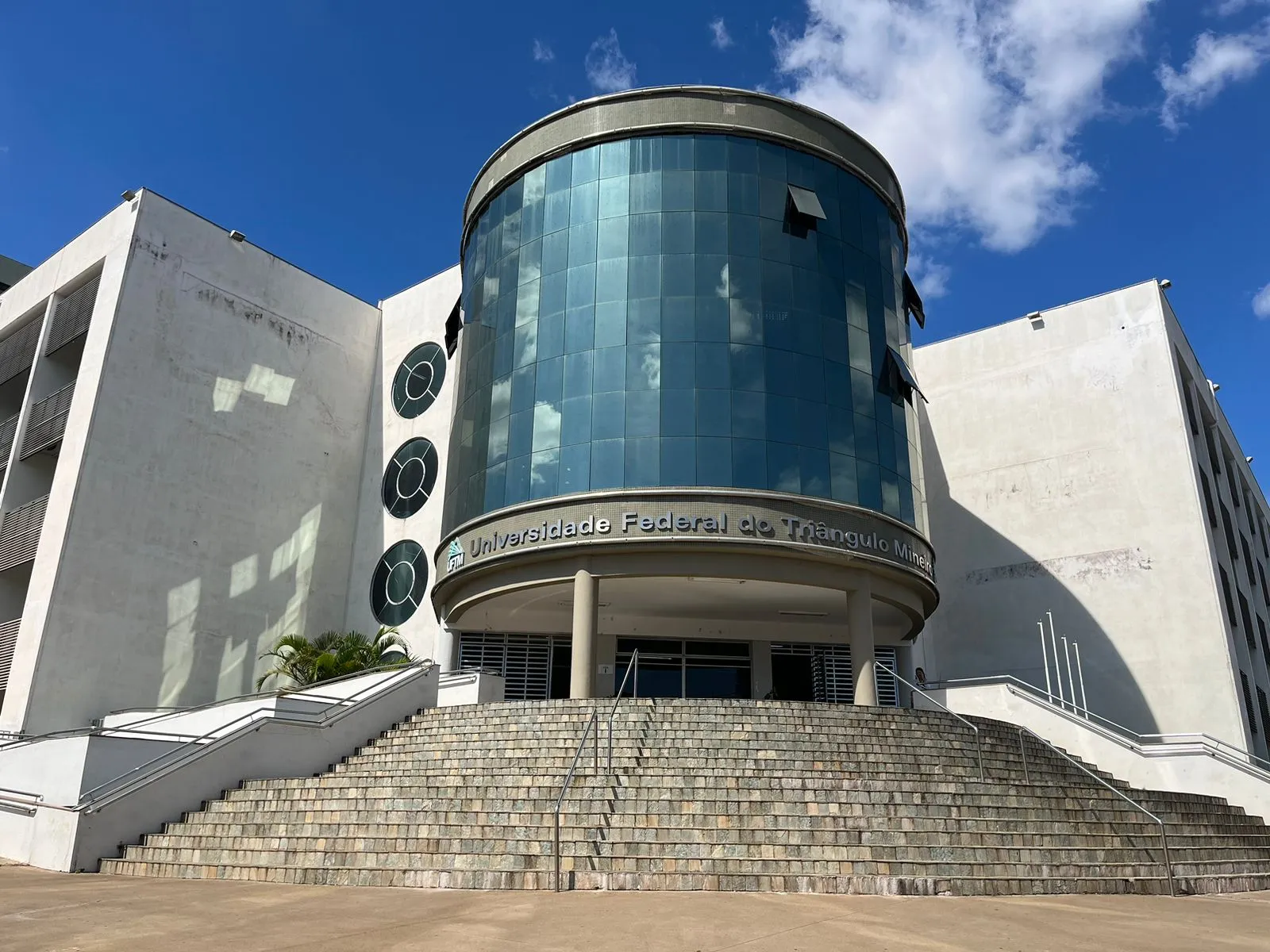 UFTM abre vagas para professor com salários de até R$ 13 mil; veja os cargos