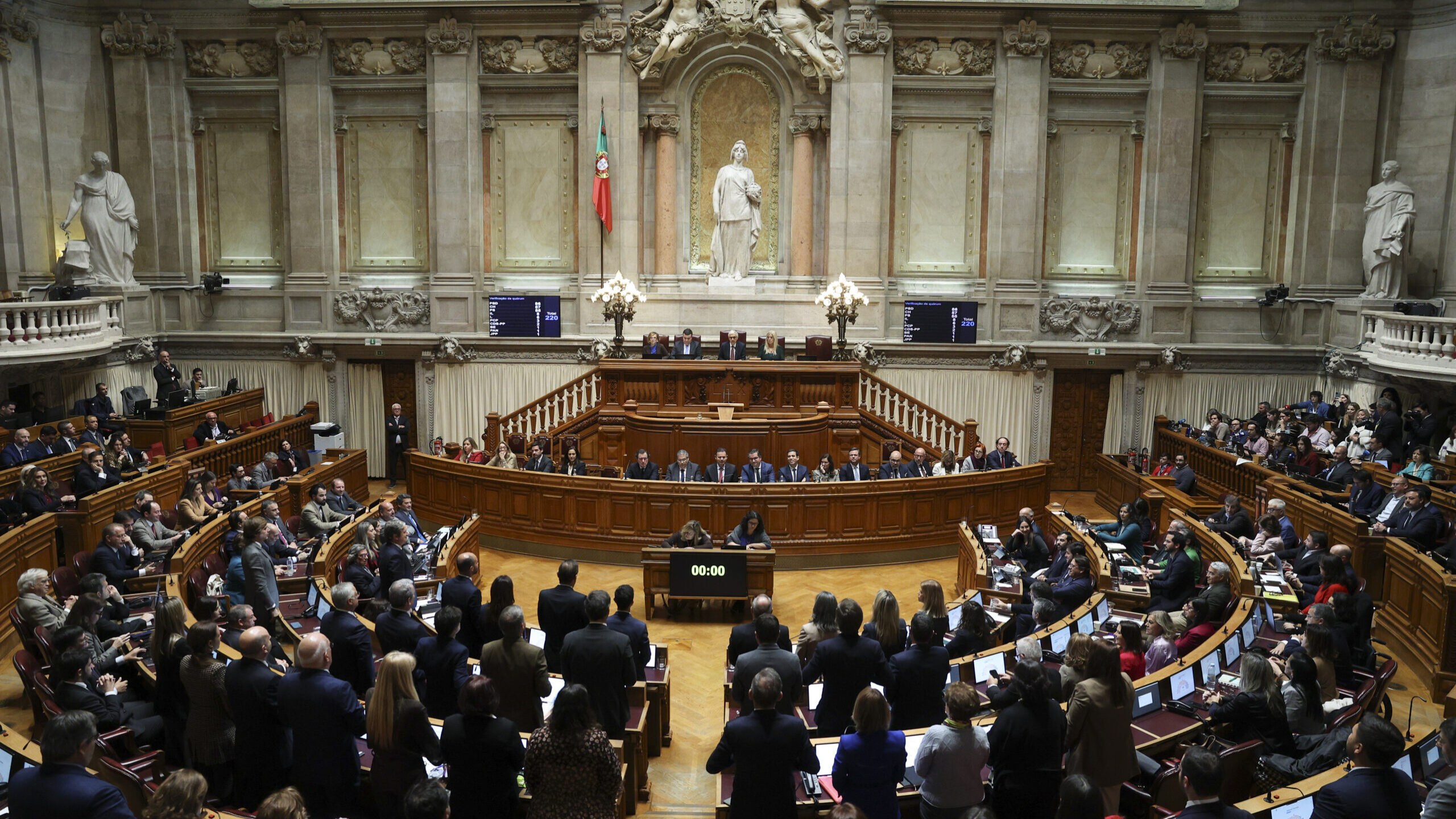 Parlamento chumba novas regras para empresas comunicarem contratações