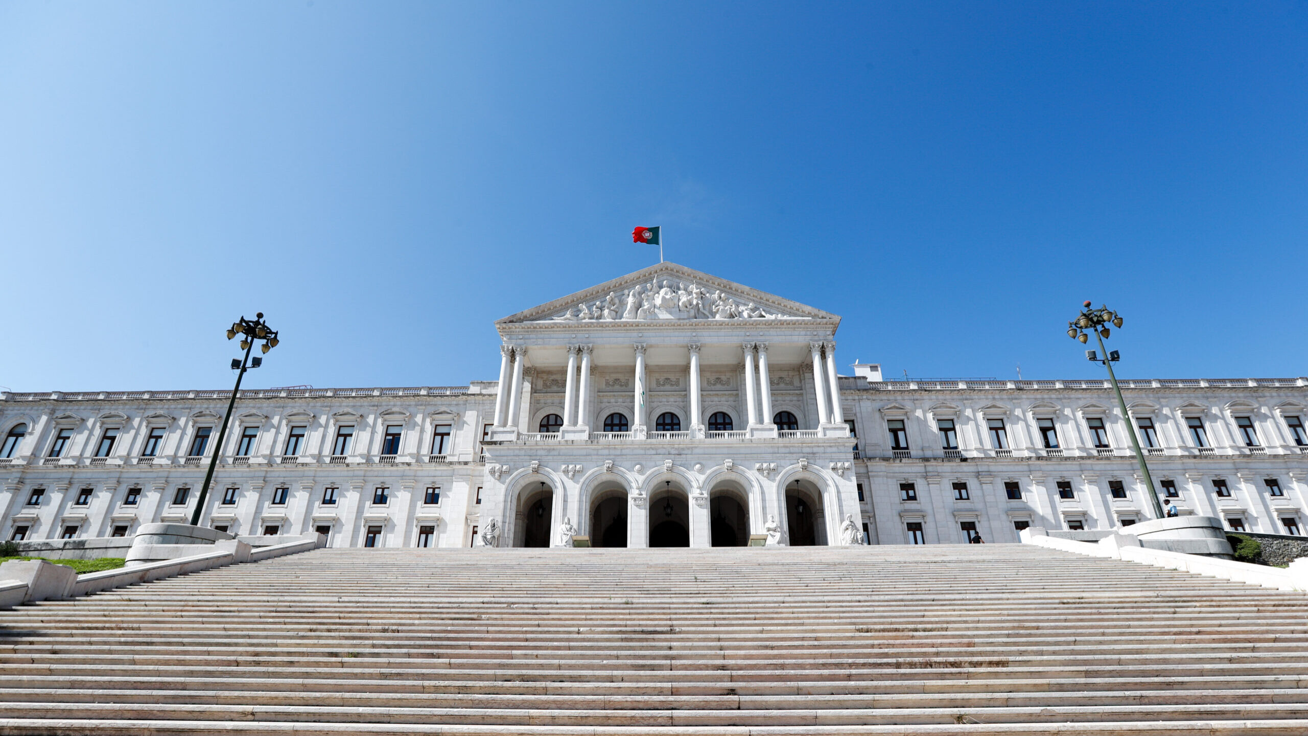 Chega e PS não se entenderam. Descontos a pagar por trabalho não declarado são mesmo reduzidos para três meses