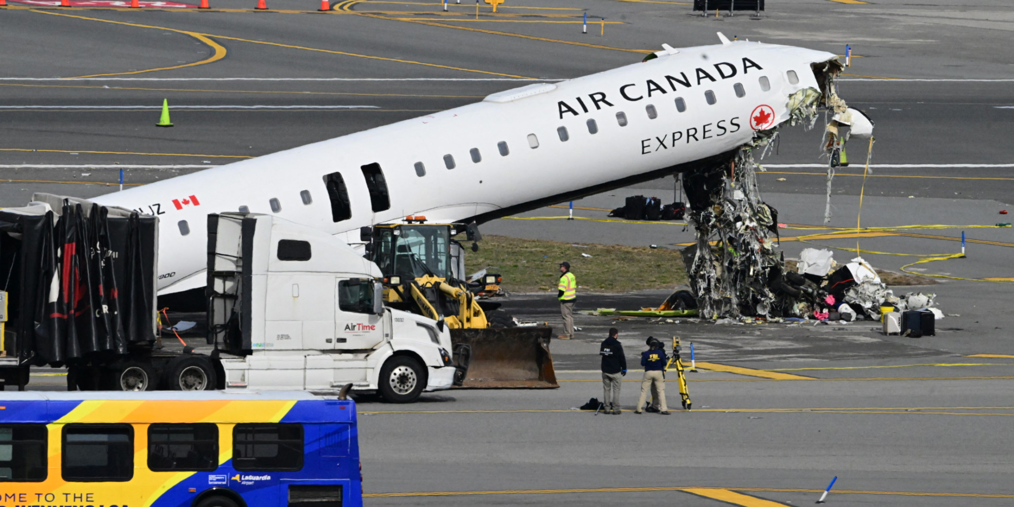 Collision à l'aéroport LaGuardia de New York : les enquêteurs appellent à ne pas «pointer du doigt» les contrôleurs aériens
