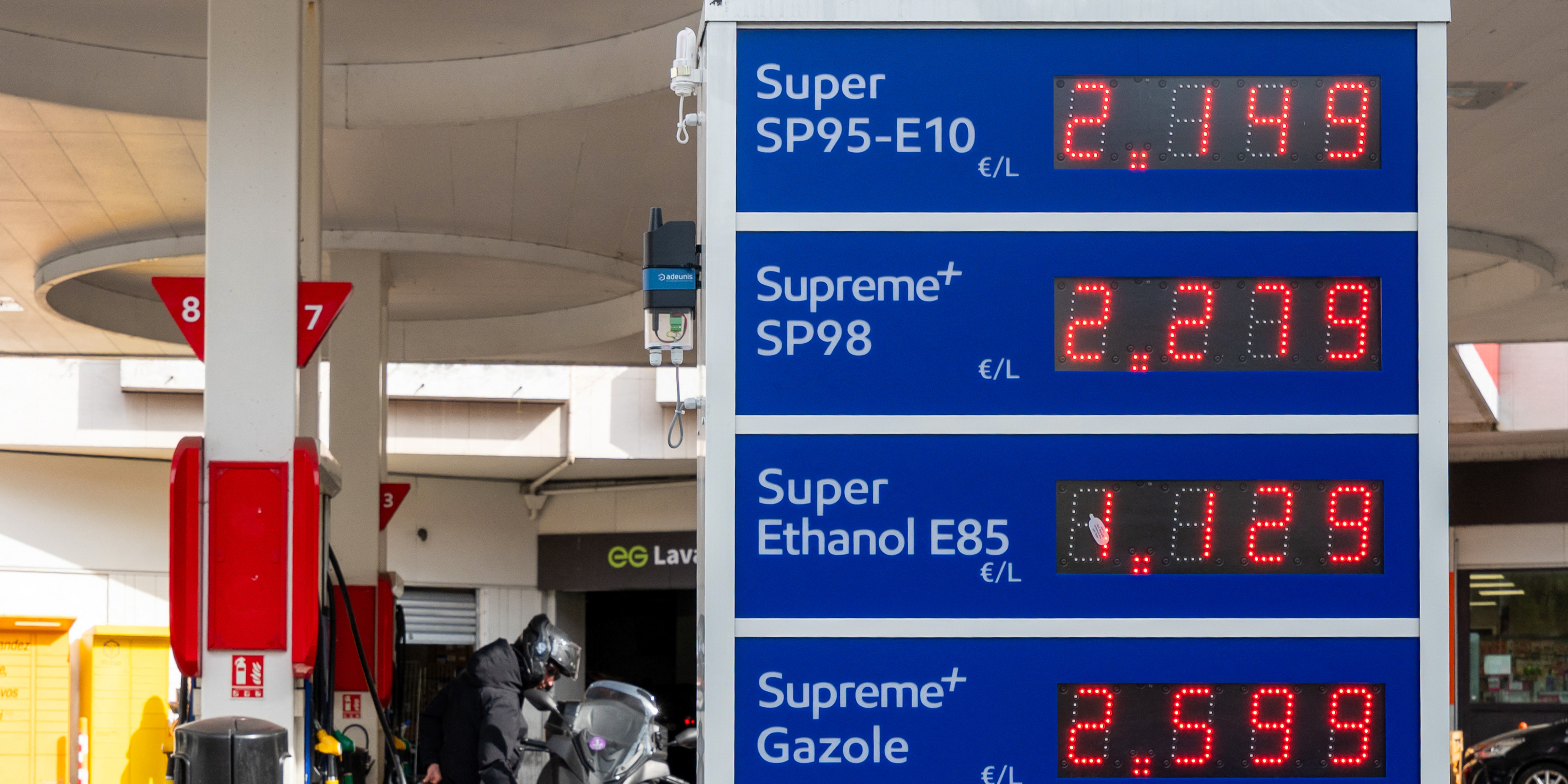 «J'ai pris ma trottinette électrique» : les infirmiers à domicile cherchent la parade face à la flambée des prix de l'essence