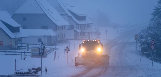 Wetter: Bis zu 20 Zentimeter Neuschnee in Baden-Württemberg – Lkw stecken fest