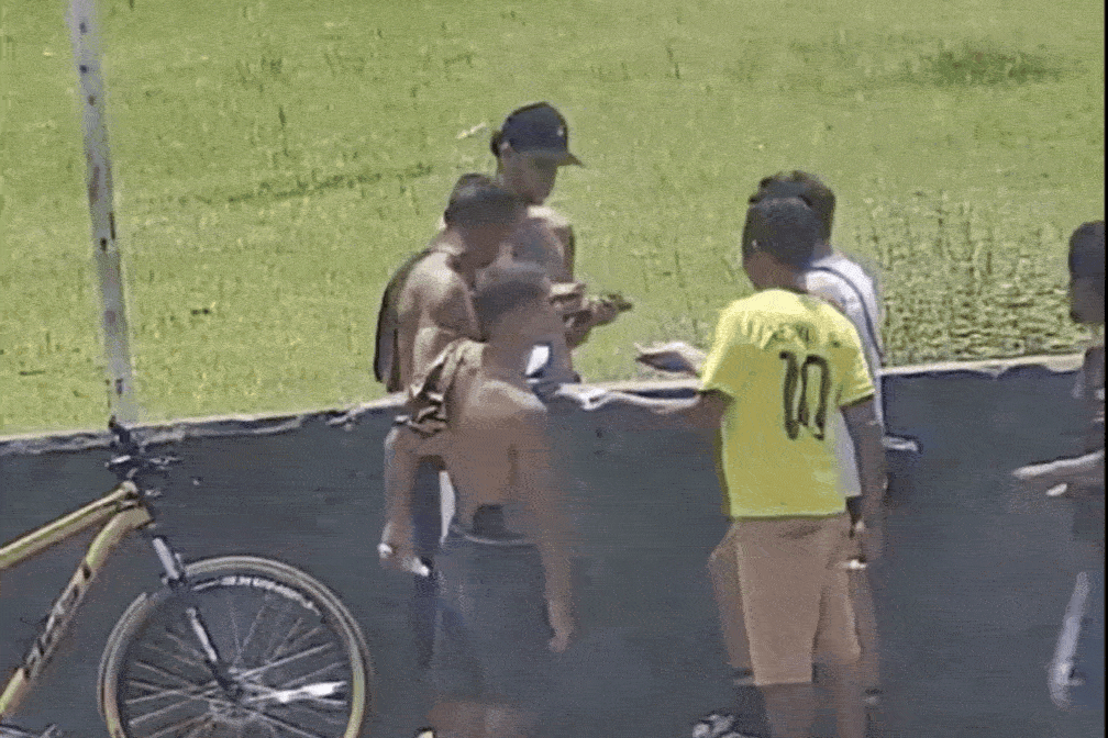 Vídeo mostra tráfico de drogas em campo de futebol; veja como a quadrilha operava
