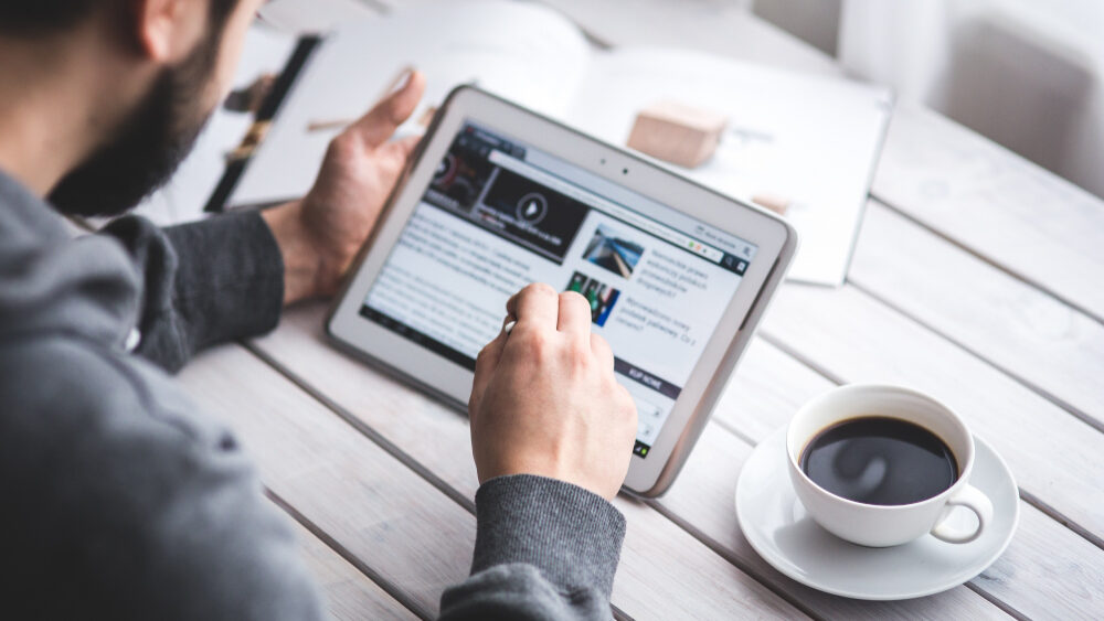 Pageviews dos publishers registam quebra de 6% em 2025, de acordo com o Chartbeat