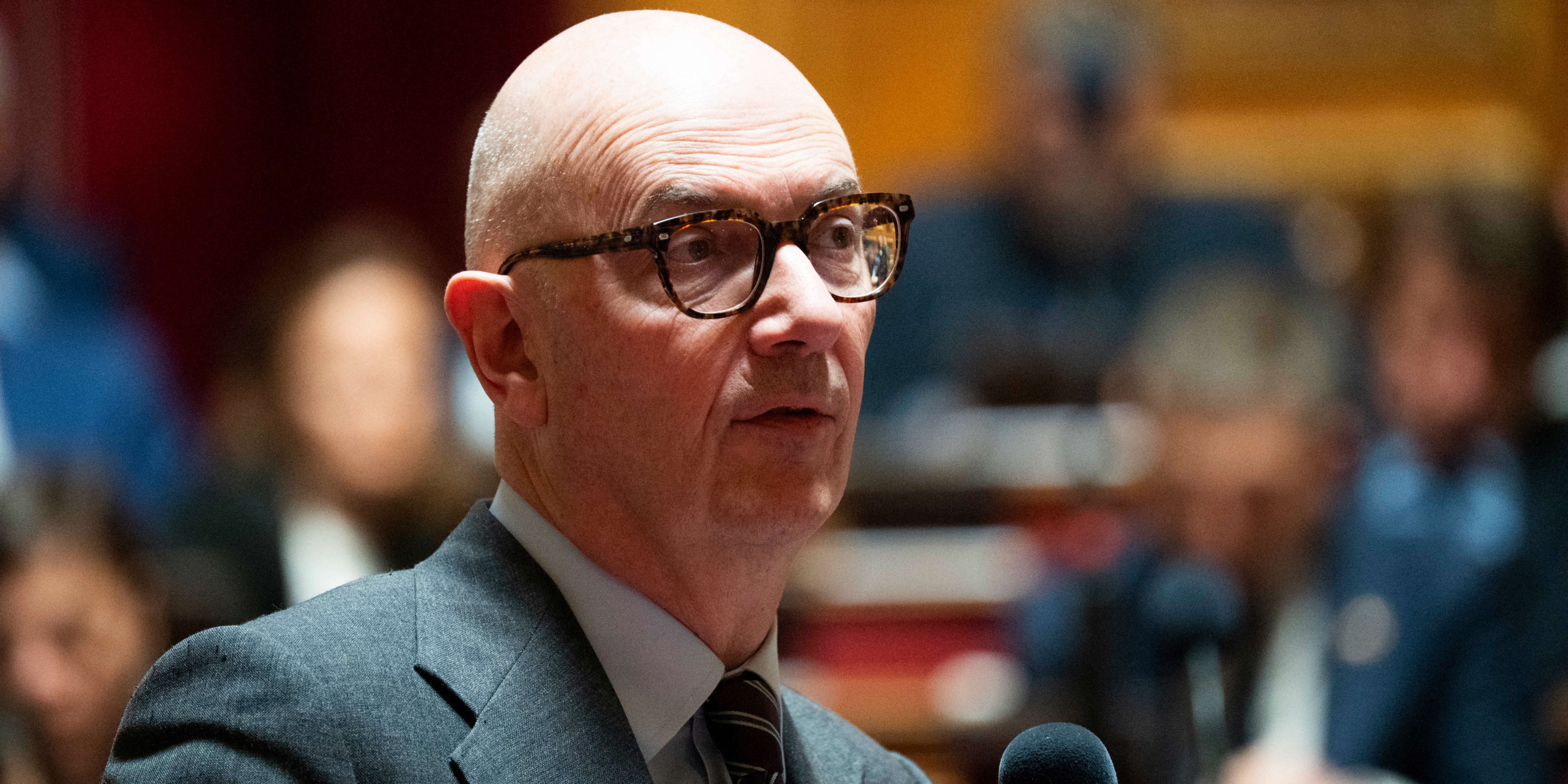 Flambée des prix du carburant : des mesures pour les «gros rouleurs» dévoilées dans les «prochains jours», annonce Roland Lescure