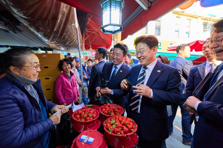 이 대통령, KAI 방문 뒤 진주중앙시장 깜짝 방문